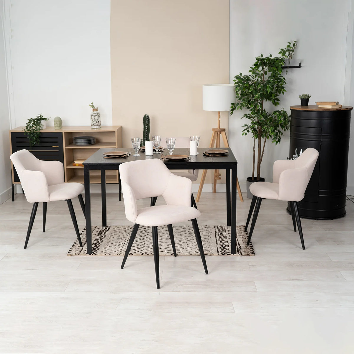 Bari & Akanji - Ensemble repas : table extensible noire 4 à 6 personnes et 4 fauteuils scandinaves en tissu beige