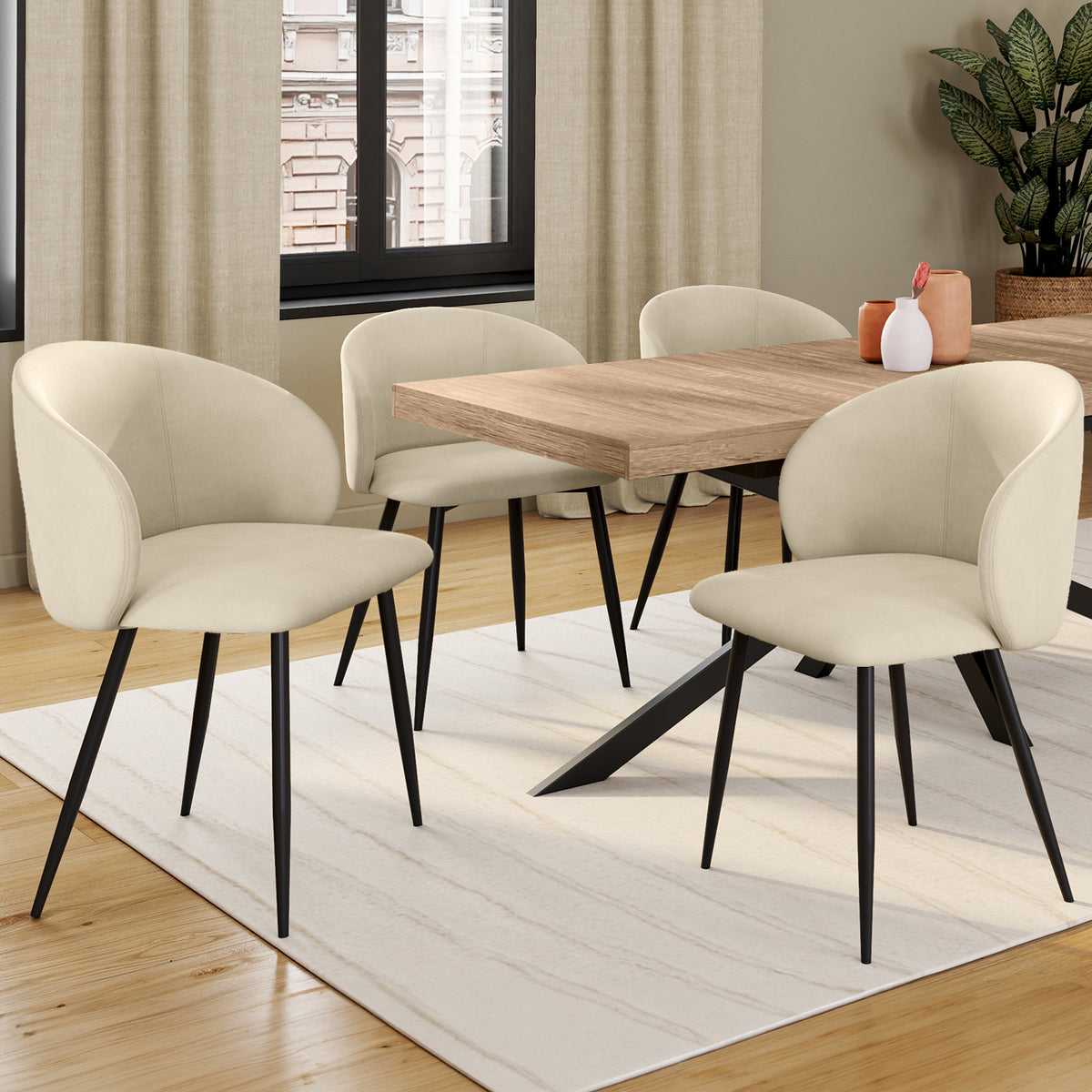 Chaises Léona en velours crème et pieds métal noirs - lot de 4