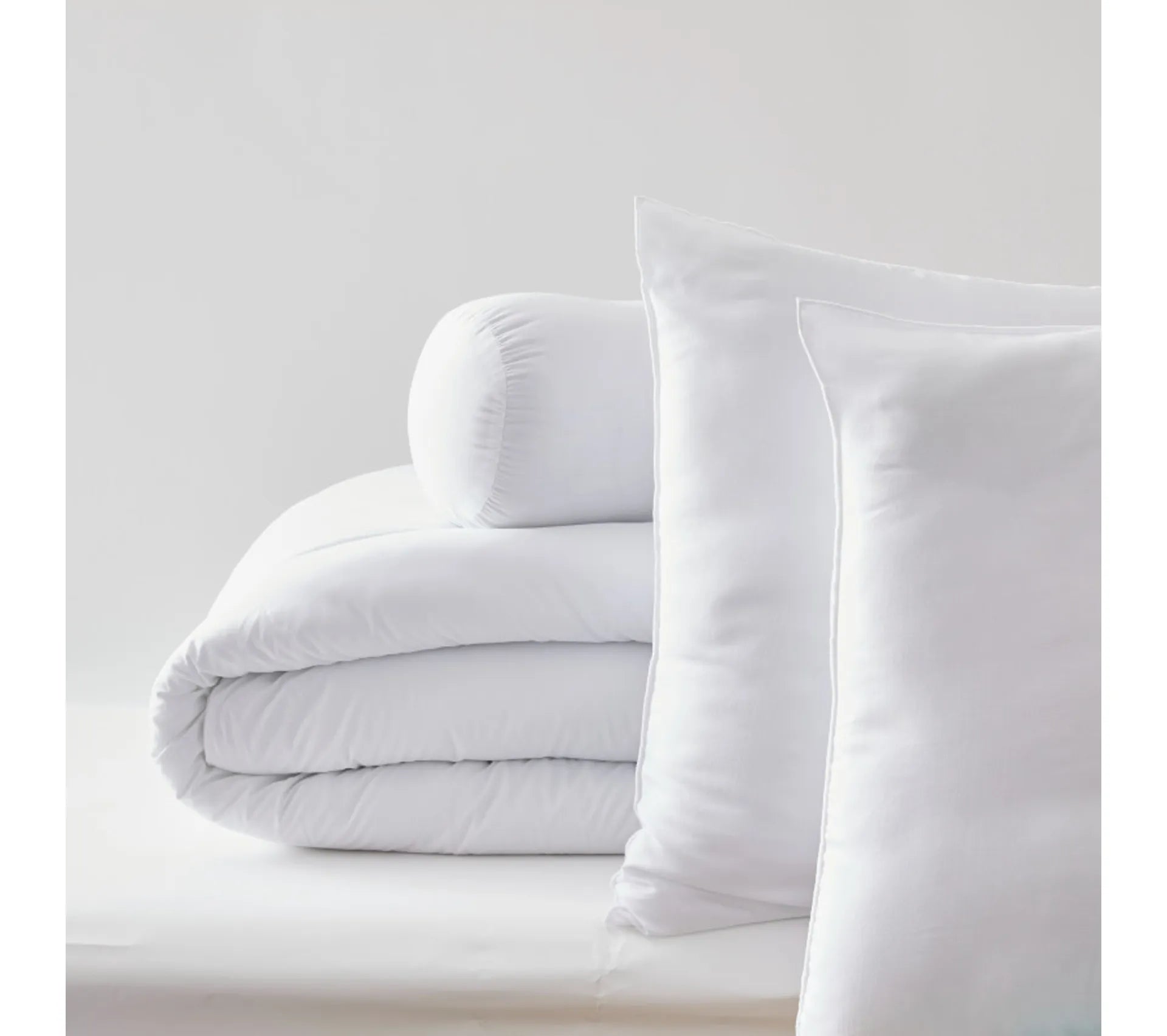Pack 4 pièces Couette 260 x 240 cm + 2 Oreillers 60 x 60 + Polochon 160 Gamme "Douceur" - Traité Anti Acarien Soft & Care