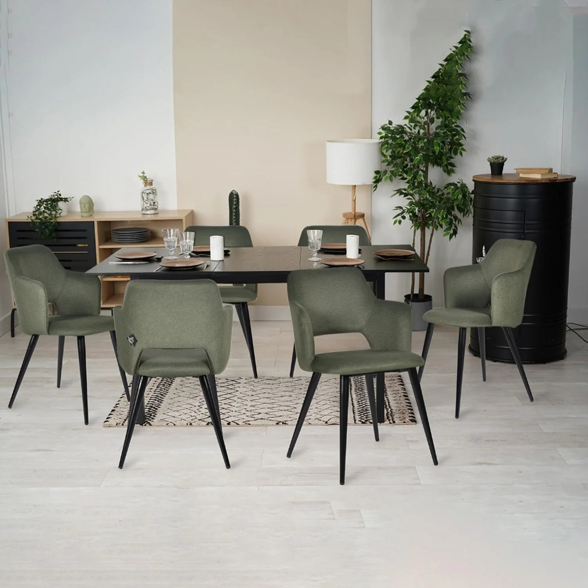 Bari & Akanji - Ensemble repas : table extensible noire 4 à 6 personnes et 4 fauteuils scandinaves en tissu vert