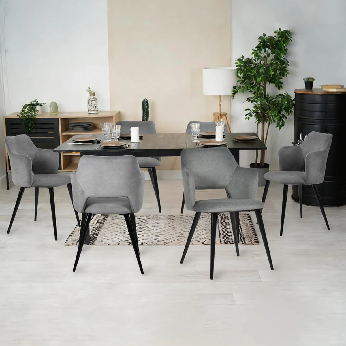 Bari & Akanji - Ensemble repas : table extensible noire 4 à 6 personnes et 4 fauteuils scandinaves en tissu gris
