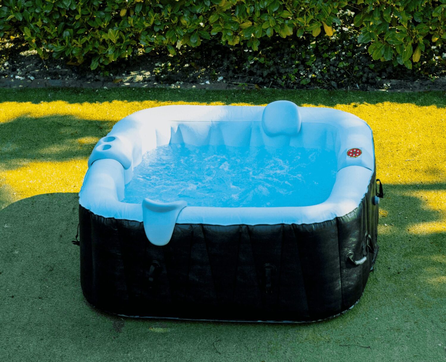 Spa gonflable 4 places carré - Dimensions : 155 x 155 cm - Filtre et bâche inclus