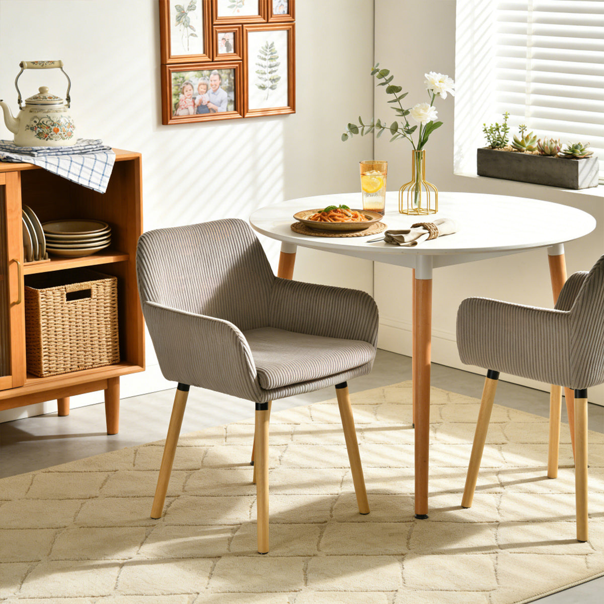 Elia - Ensemble de 2 chaises de salle à manger scandinaves en velours côtelé gris clair avec accoudoirs et pieds en bois