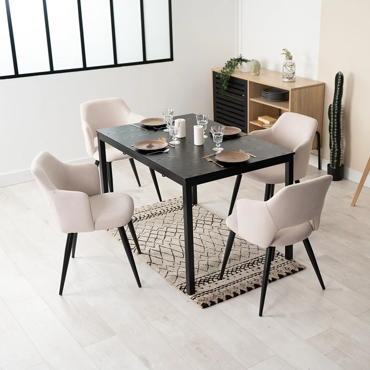 Bari & Akanji - Ensemble repas : table extensible noire 4 à 6 personnes et 4 fauteuils scandinaves en tissu beige