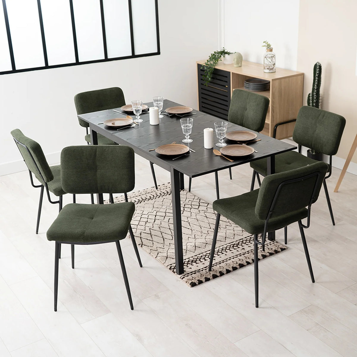 Bari & Karomi - Ensemble repas : table extensible noire 4 à 6 personnes et 4 chaises industrielles en tissu vert