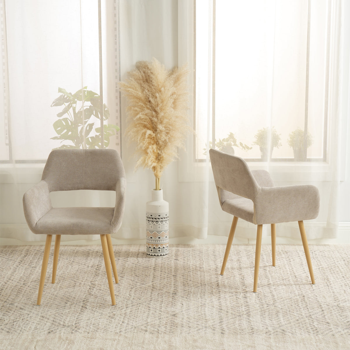 Cromwell - Ensemble de 2 fauteuils de salle à manger scandinaves avec accoudoirs en tissu beige et pieds imitation chêne