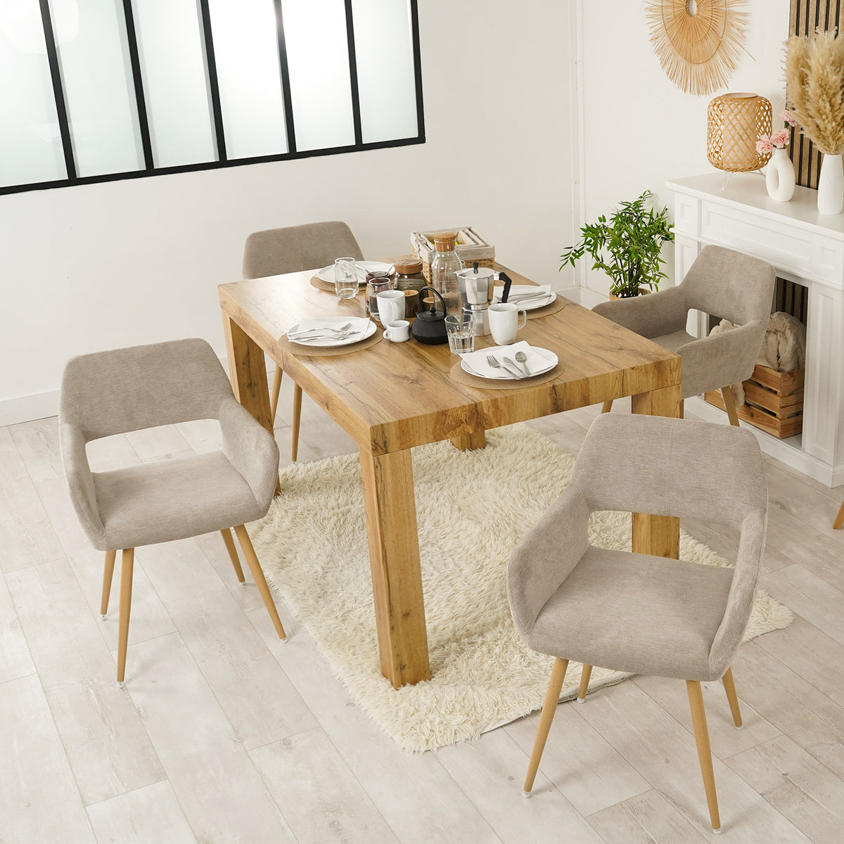 Cromwell - Ensemble de 2 fauteuils de salle à manger scandinaves avec accoudoirs en tissu beige et pieds imitation chêne
