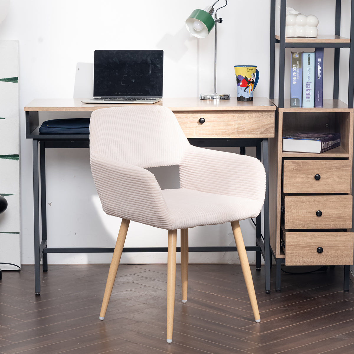 Cromwell - Ensemble de 2 fauteuils de salle à manger scandinaves avec accoudoirs en velours côtelé beige et pieds imitation chêne