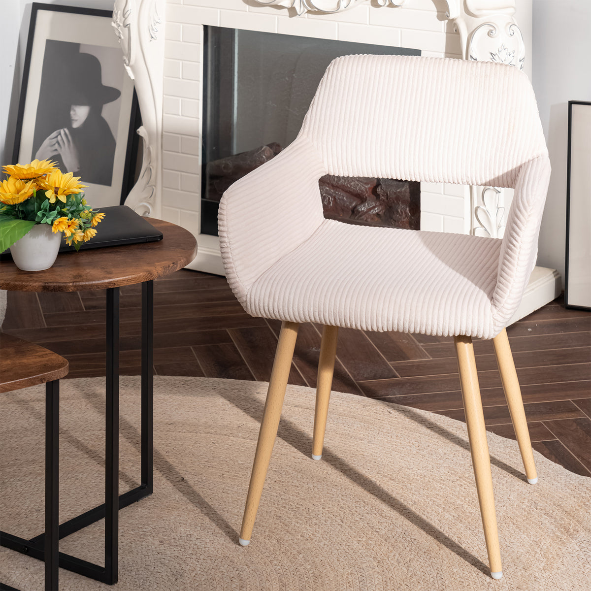 Cromwell - Ensemble de 2 fauteuils de salle à manger scandinaves avec accoudoirs en velours côtelé beige et pieds imitation chêne